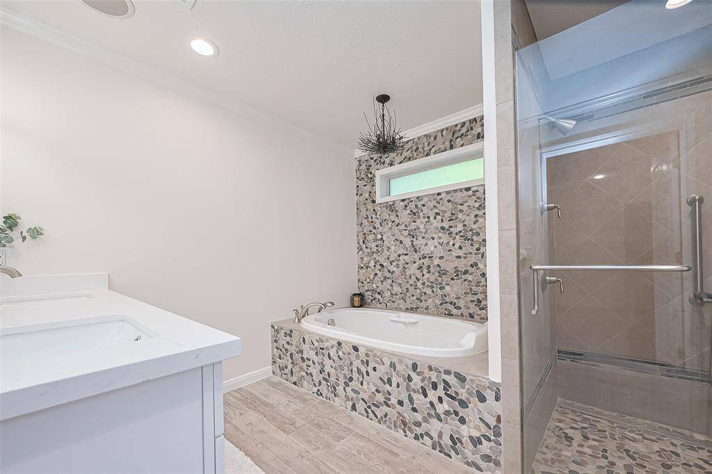 Gorgeous primary bathroom w/ double sinks