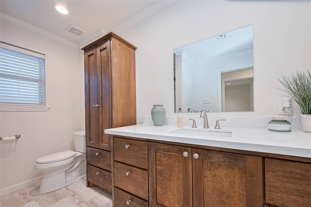 A captivating secondary bathroom