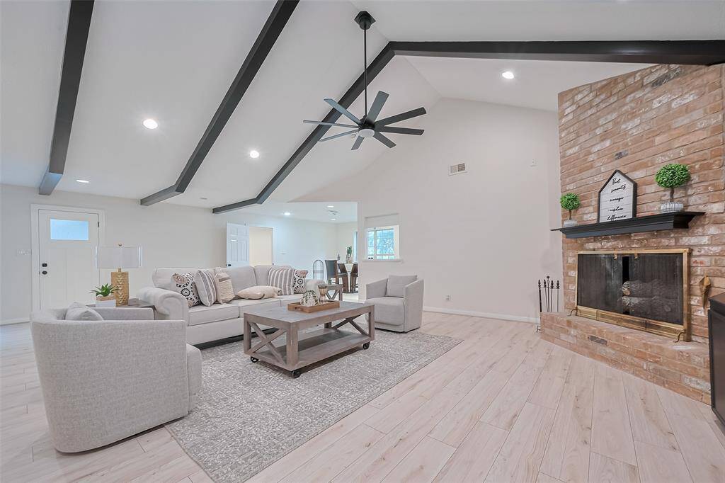 Spacious and Elegant Living Room