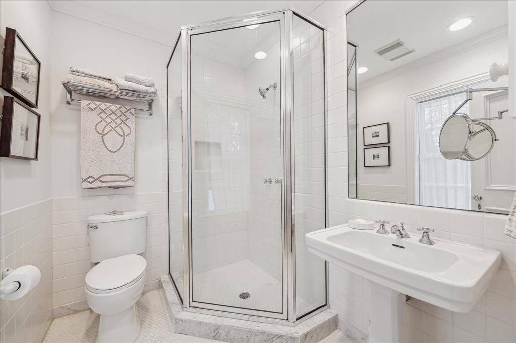 En-suite secondary bathroom