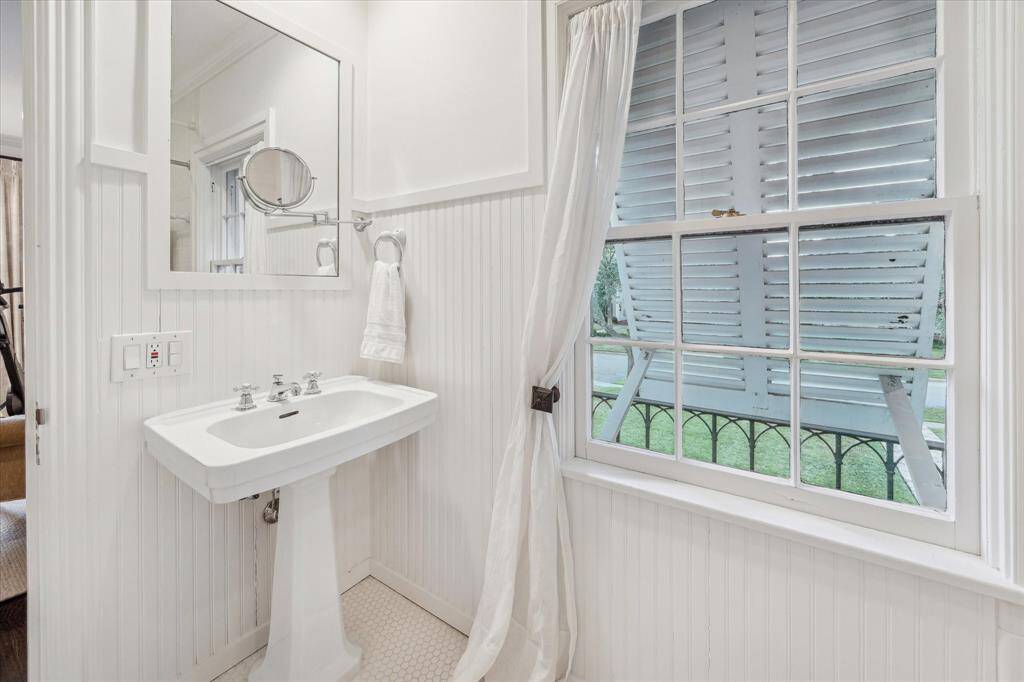 En-suite secondary bathroom