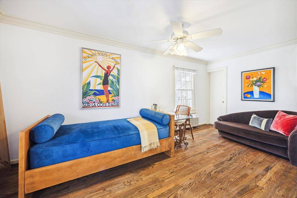 Quarters bedroom