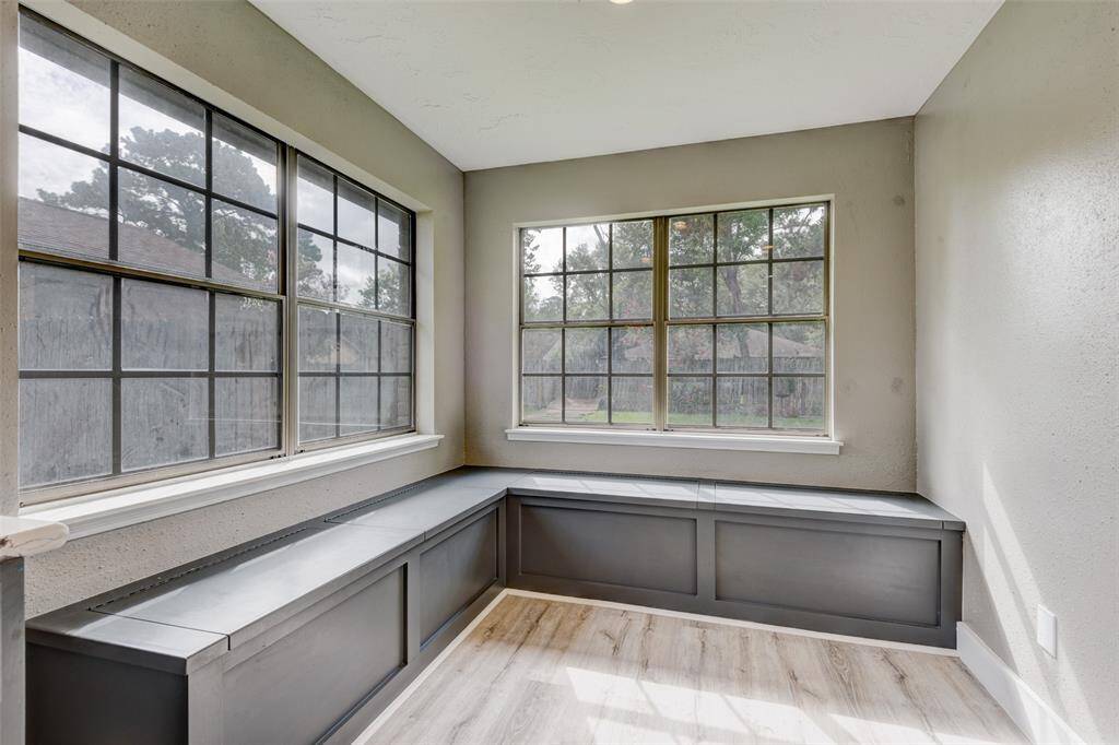 There's even banquette seating built in!