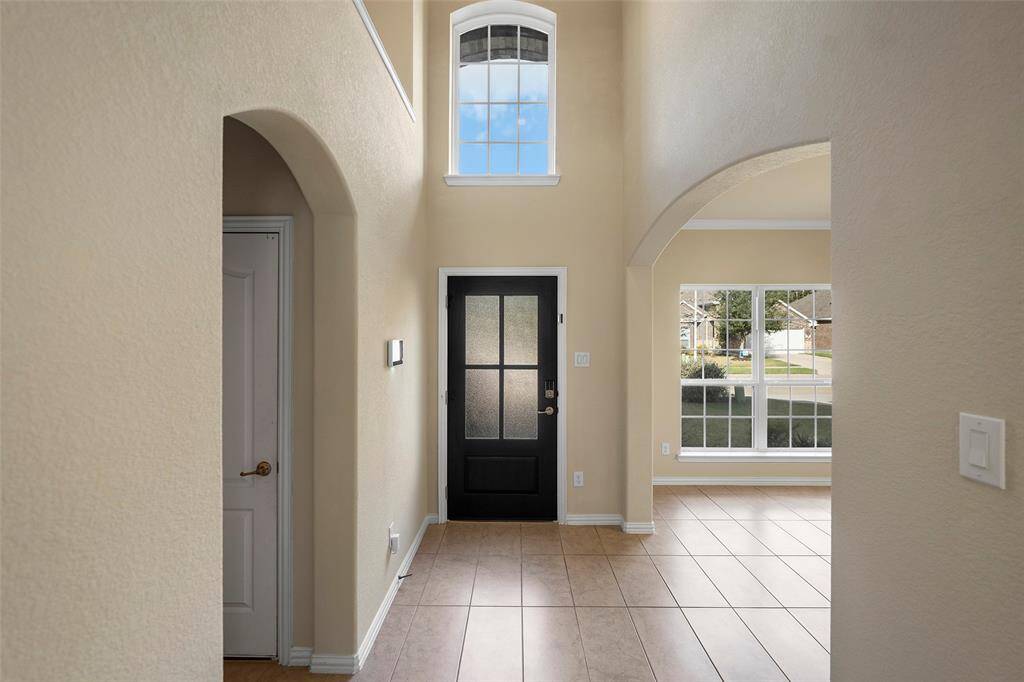 Upstairs, you'll find a large Game Room perfect for entertaining, plus three generously sized Bedrooms and a full Bath. Tile flooring runs throughout the main living areas, with carpet in all bedrooms. Amenities include a beautiful recreation center, playground facilities, private and wooded walking paths, and a peaceful amenity lake. Great shopping in Kingwood and Valley Ranch! Located in the front of Kingwood with easy access to I69/59, Beltway 8, & 99. New Caney ISD.