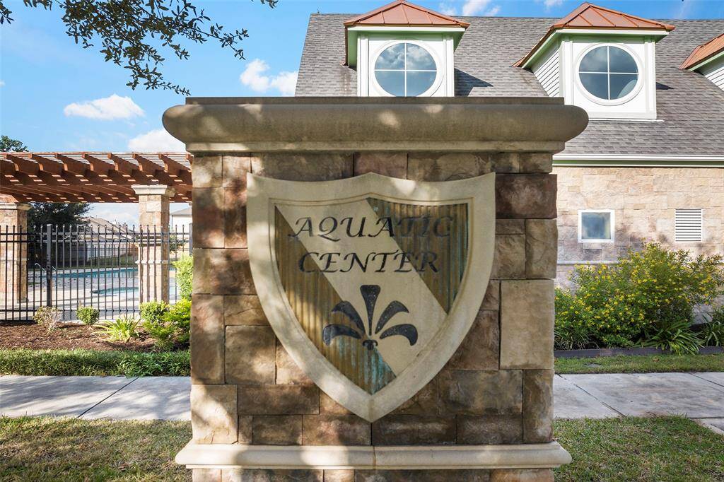 Beautiful Pool and Club House to entertain Family and Friends.