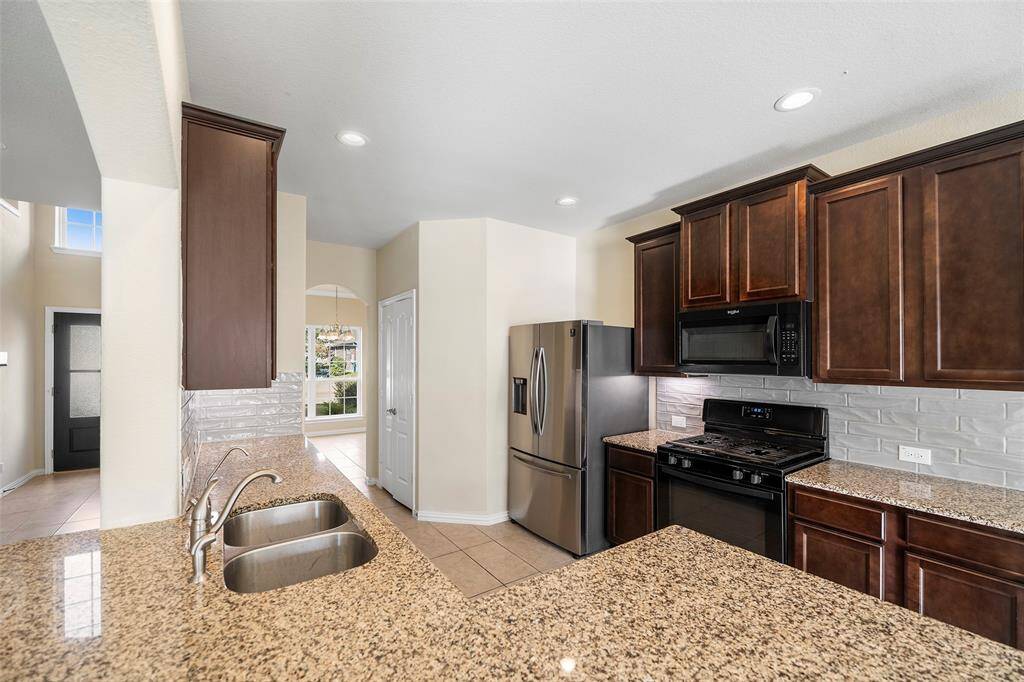 Love the subway tile and recessed lighting in the kitchen too!