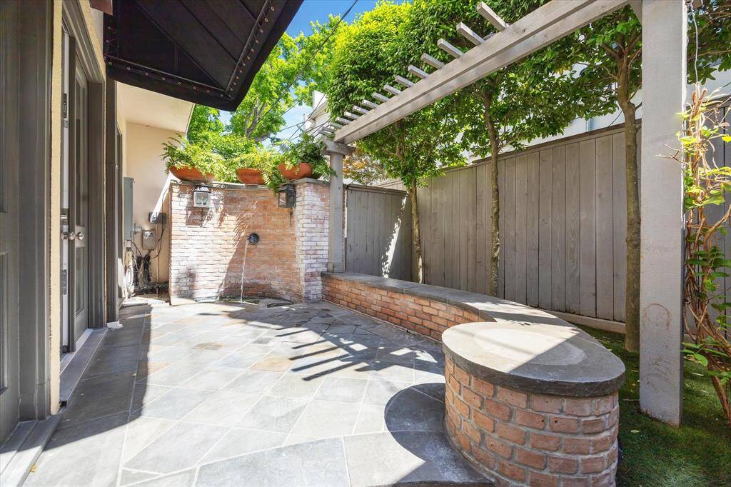 Wonderful back garden for entertaining!