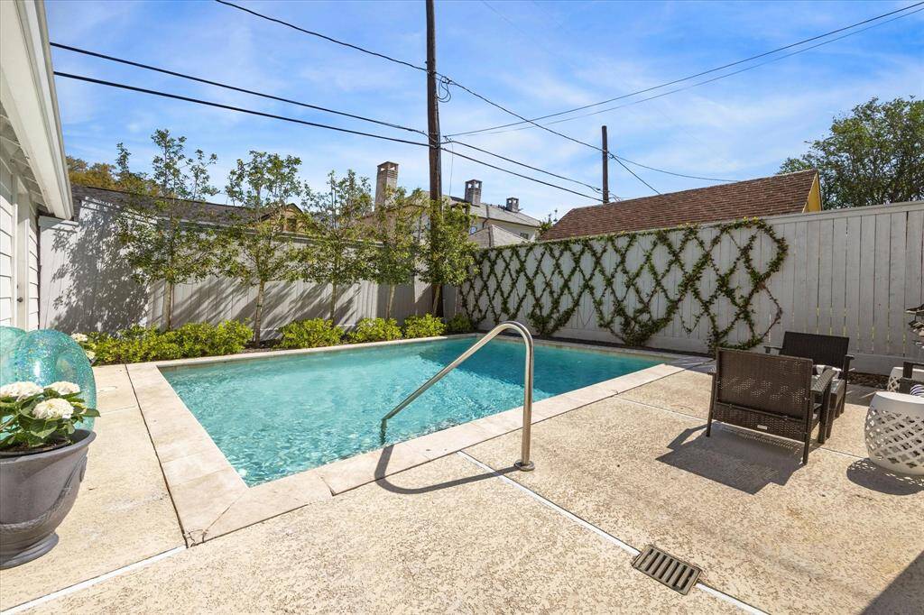 Large pool and sitting area
