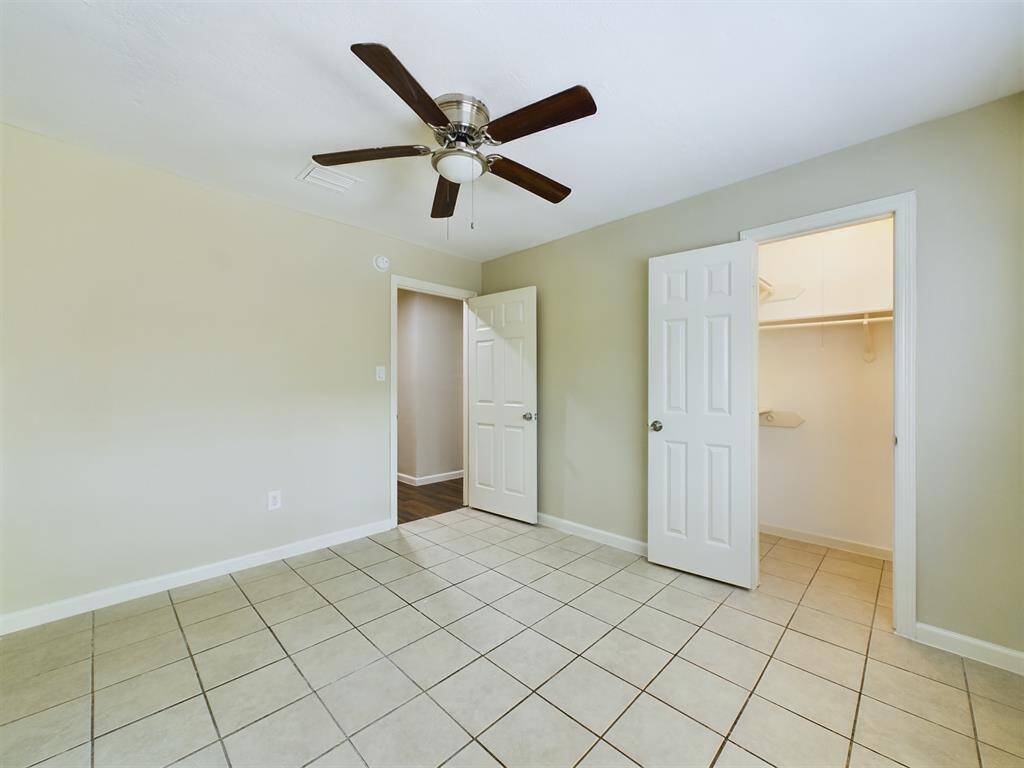 Bedroom w/Walk-in Closet