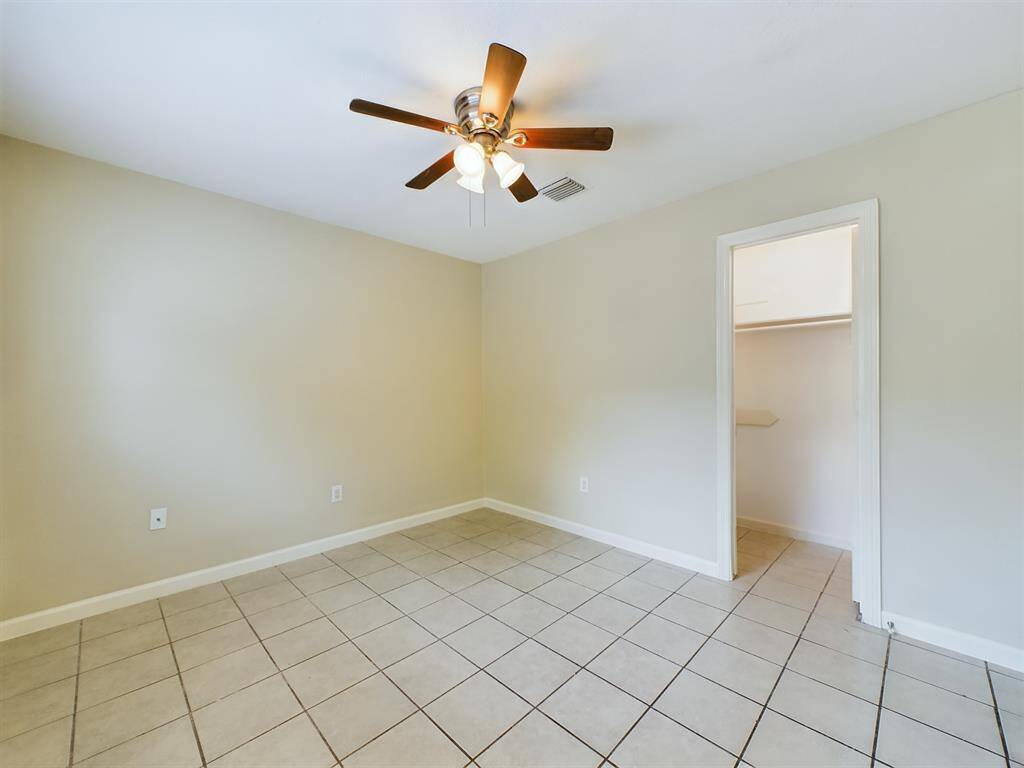 Bedroom w/Walk-in Closet