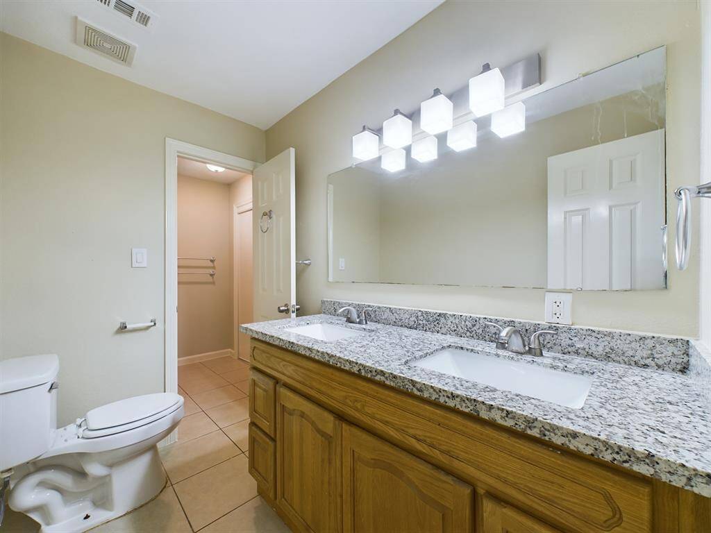 Common Bath w/Oversized Vanity