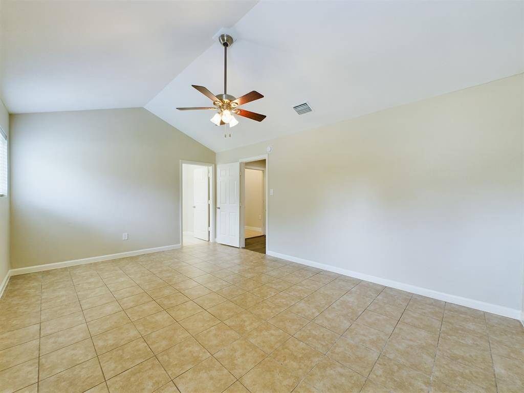 Spacious w/High Ceilings