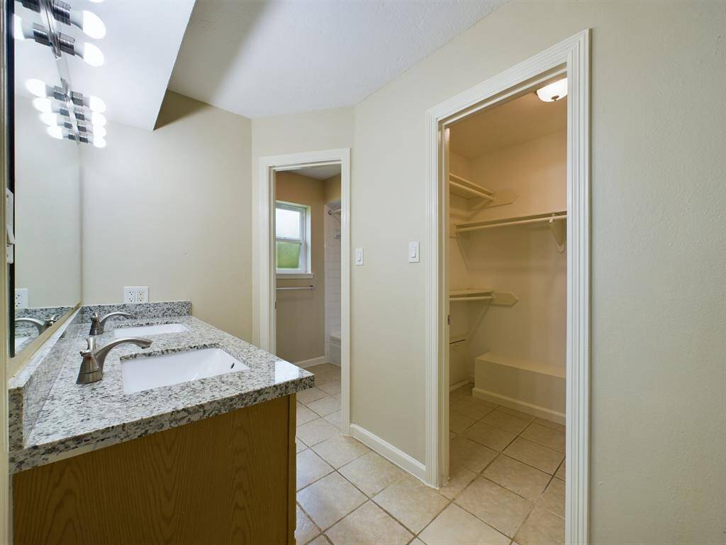 Primary Bath w/Dual Vanities