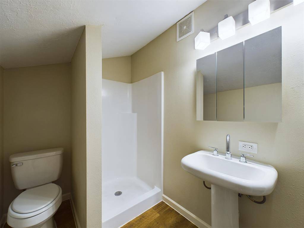 En-Suite Bath w/Stand Alone Shower
