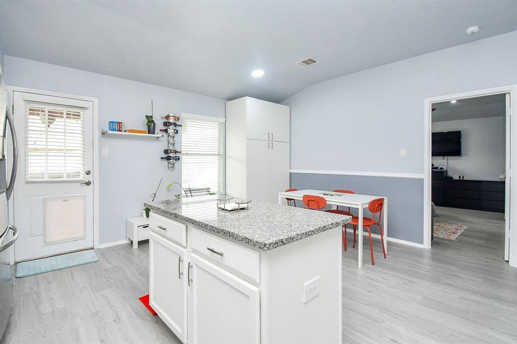 The dimensions of this kitchen, and combined areas, is an unbelievable bonus!