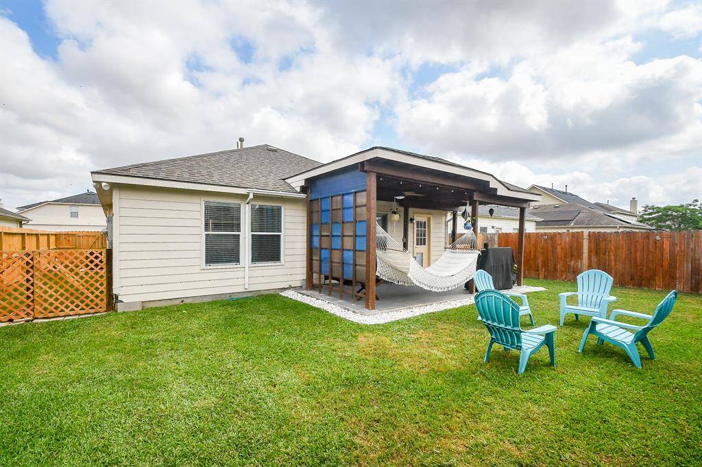 Imagine this very green 'carpet' filled with family and friends, celebrating your new home in summer temperatures!