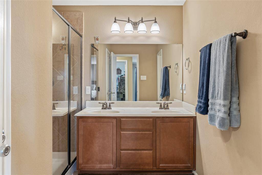 Primary en-suite bathroom