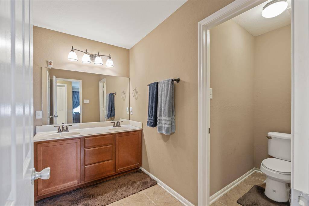 Primary en-suite bathroom with double sinks