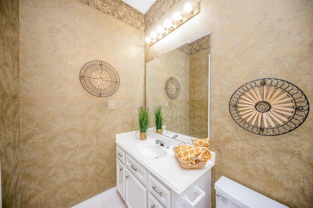 Even the half-bath offers a happy welcome!