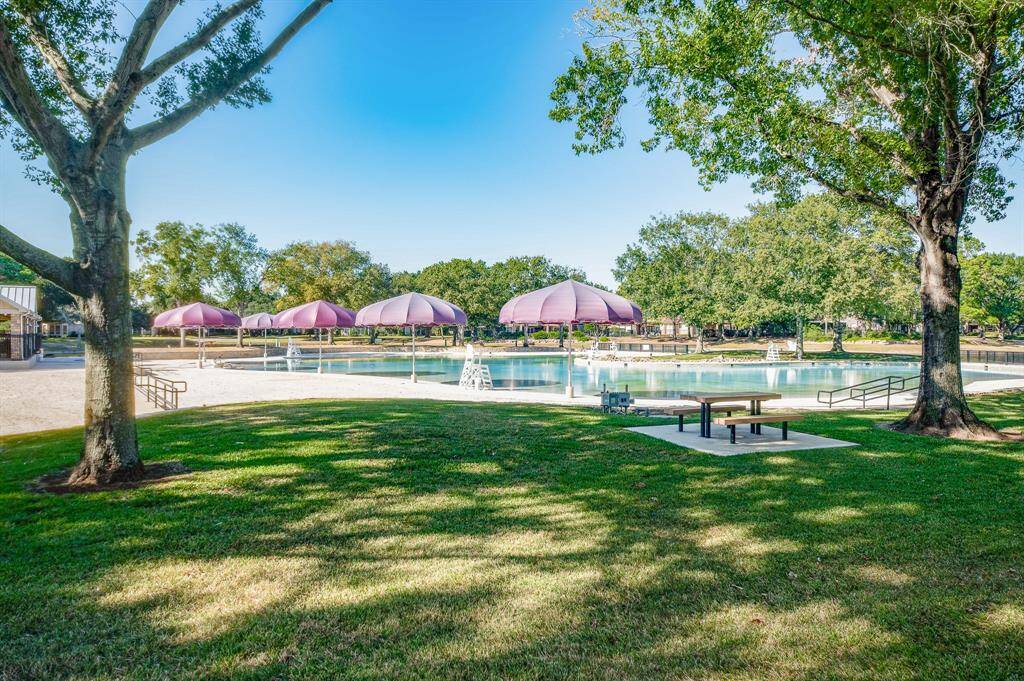 Gorgeous walking paths lace your community, including this special view of the aquamarine pool!