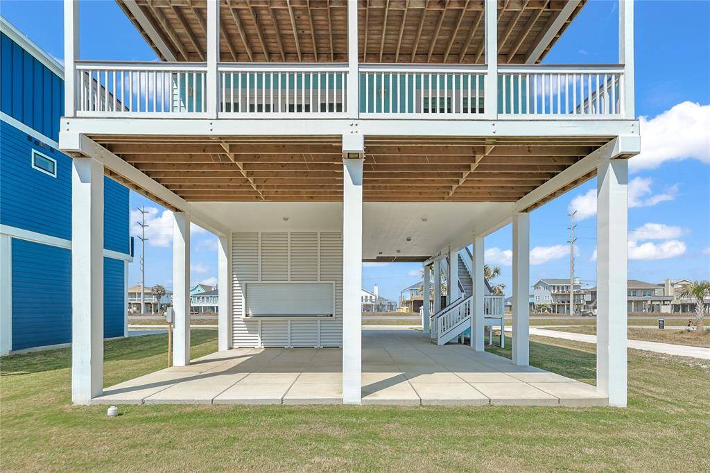 Imagine the barbecues and fun to be had with the beach as your backyard!