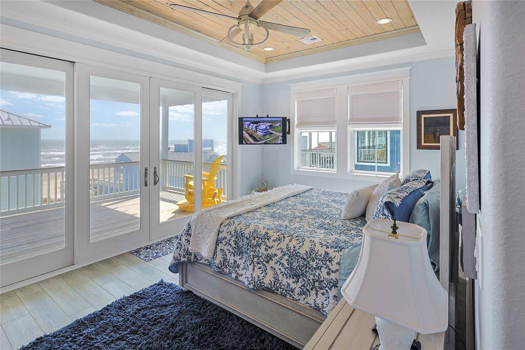 This primary suite is what dreams are made of! Wake up to the breathtaking view of the Gulf and the sound of the waves.
