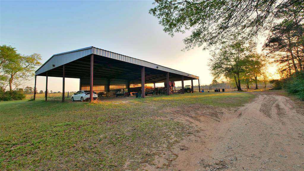 Covered structure with 3 hourse stables and office