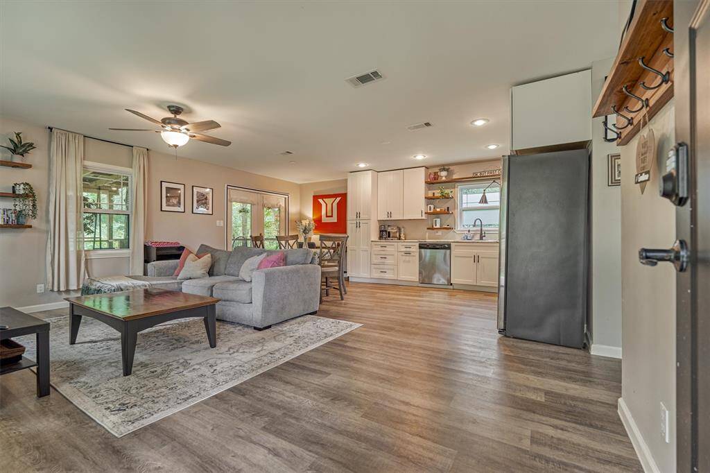 casita living room with full kitchen