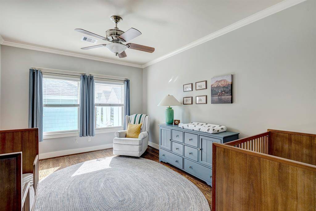 Secondary bedroom.