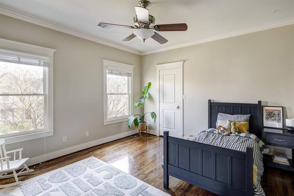 Secondary bedroom.