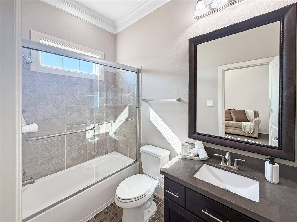 1st floor en-suite full bath