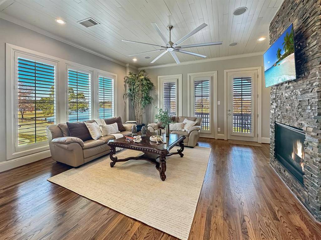 2nd floor family with the best view and lots of natural light!