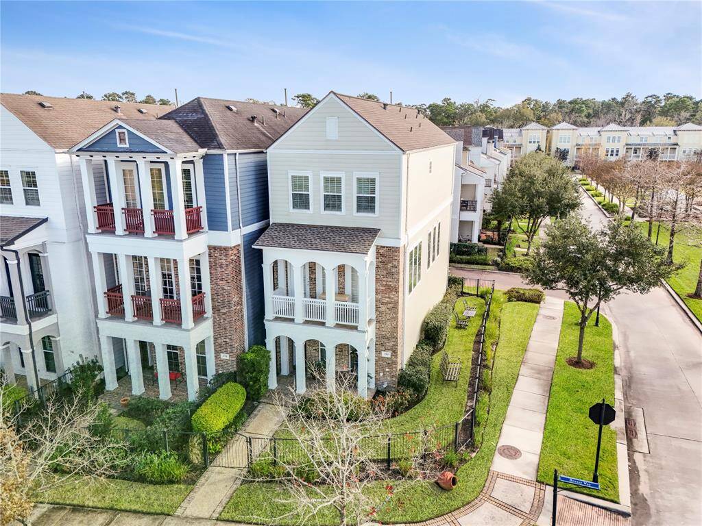 Stunning single family home in East Shore. Impeccable, move-in condition. Non-stop views (without obstruction ) of Lake Woodlands.