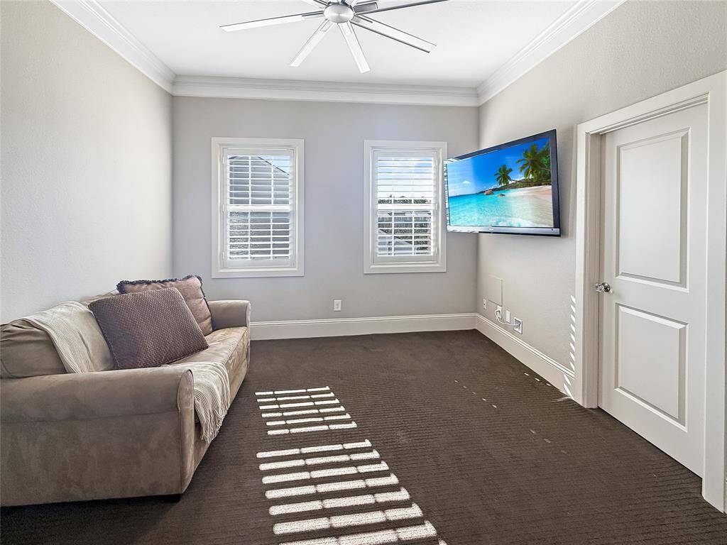 Guest bedroom 2 on 3rd floor with own en-suite bath and a spacious closet.