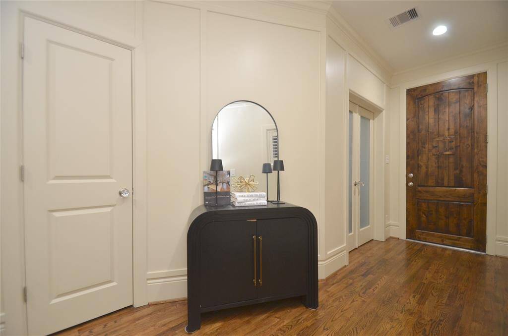 Ample entrance to this amazing home