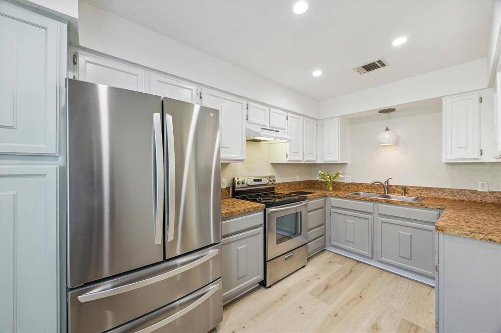 Stainless steel appliances and plenty of storage