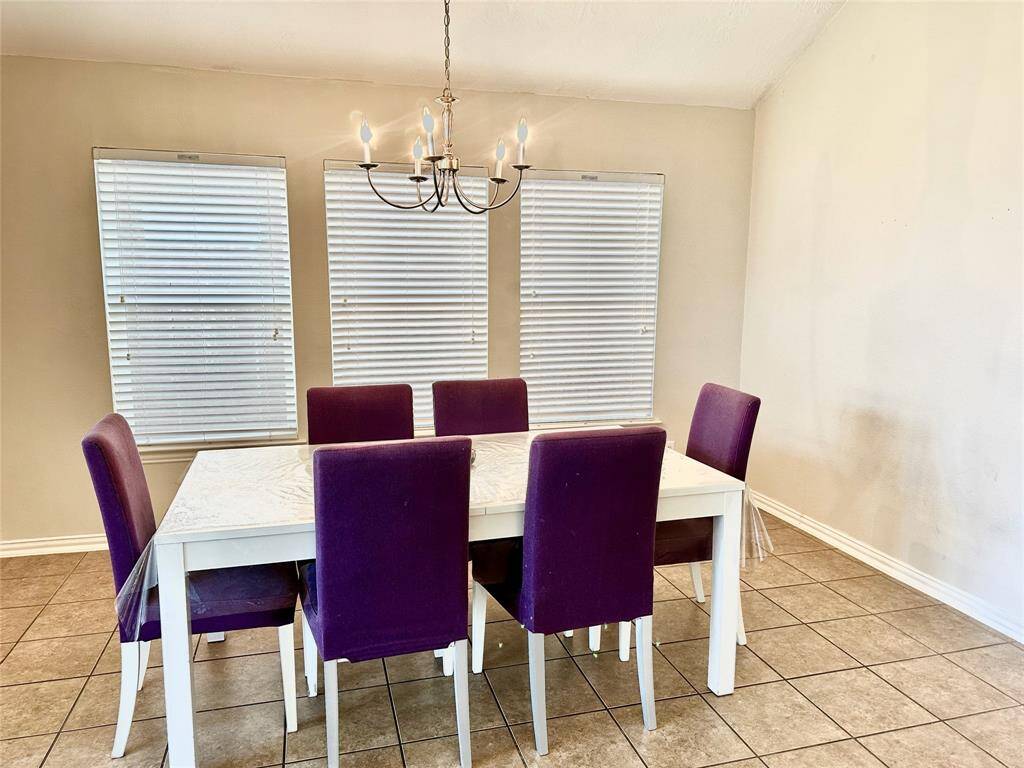 High ceilings in dining area