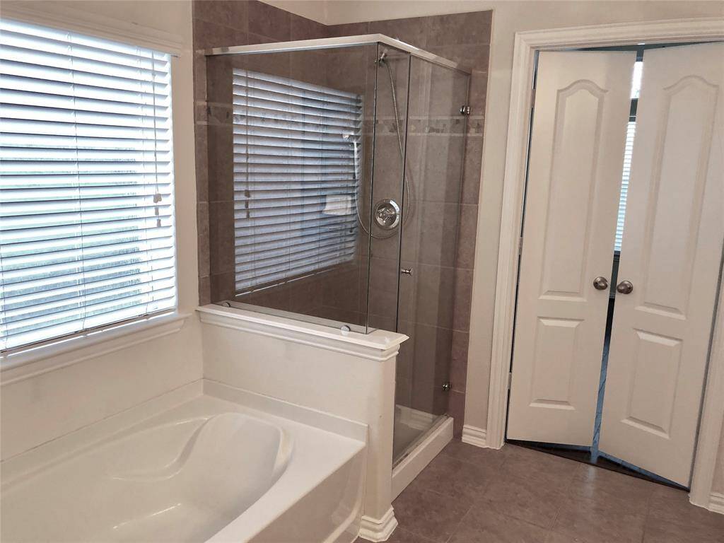 Enjoy your spa time at home! Separate shower and tub.
