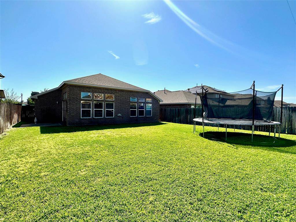 Huge backyard!! Waiting for you!