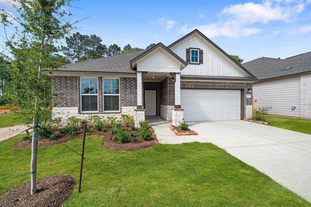 Welcome home to 25562 West Blackwater Creek Trail located in the community of Spring Creek Trails and zoned to Magnolia ISD.