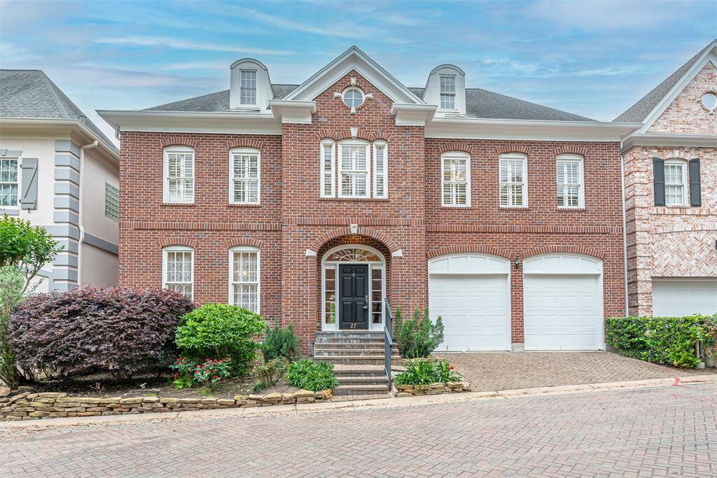 Gorgeous stately free standing home located in the heart of Hudson Circle. Home has a whole house generator and elevator!