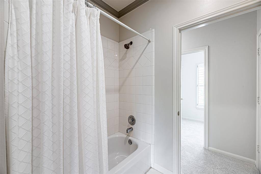 En-suite bath to secondary bedroom.