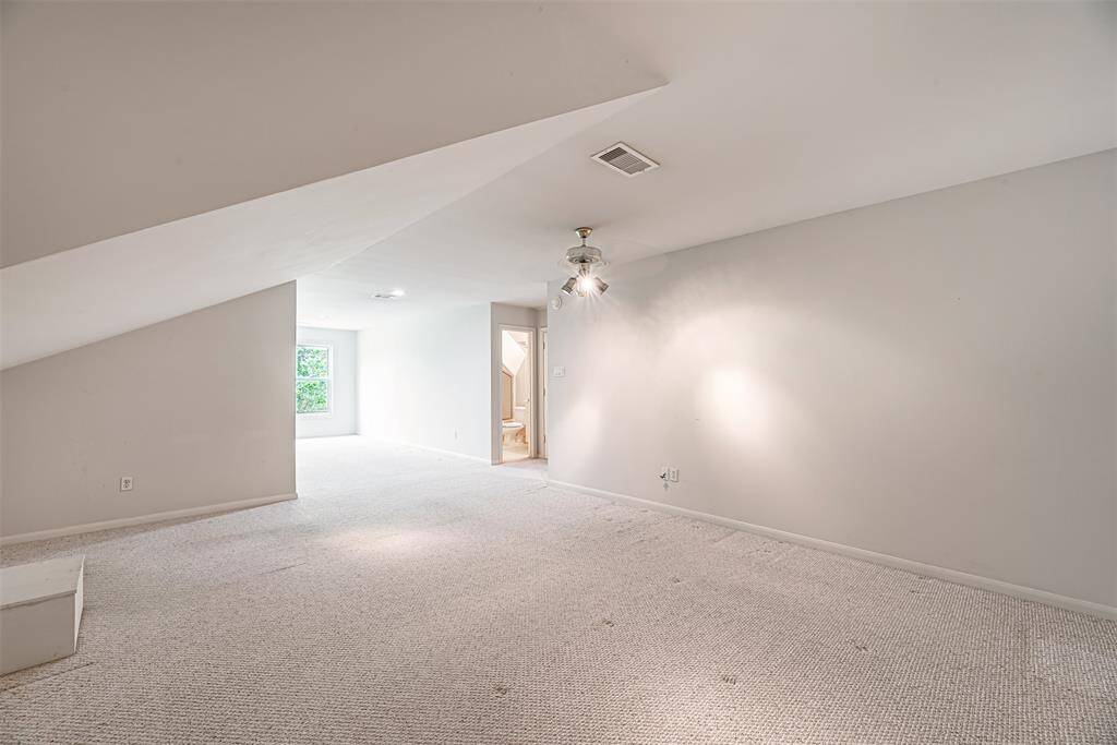 Fantastic third floor room with en suite bathroom.