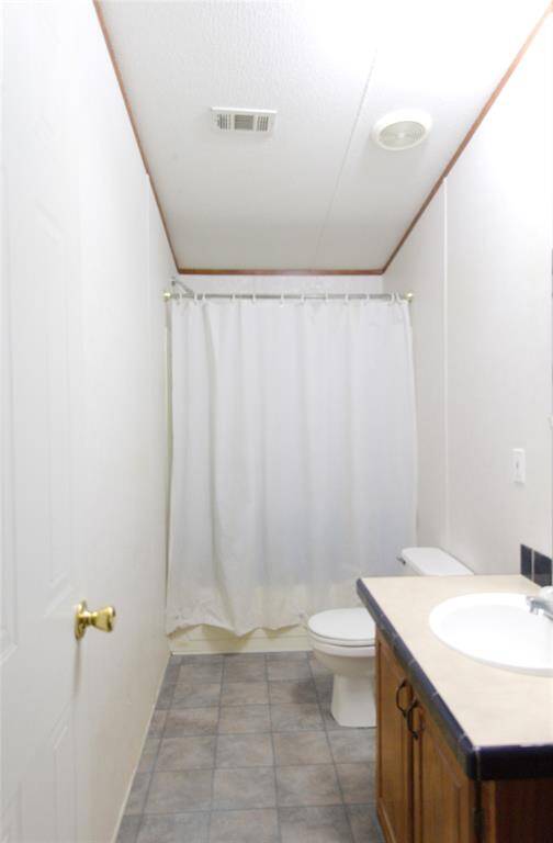 This family-friendly secondary, full bathroom with a convenient shower-tub combo. Ideal for small families, it offers comfort, timeless appeal, and room to add your personal touch.
