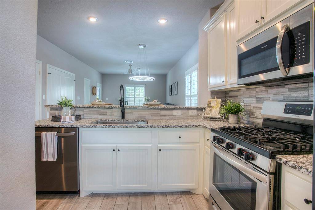 Gas range stovetop and gas oven