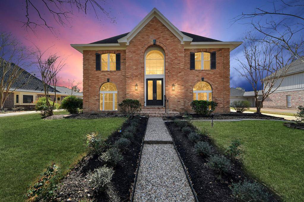WELCOME TO 2807 CEDARVILLE DR!