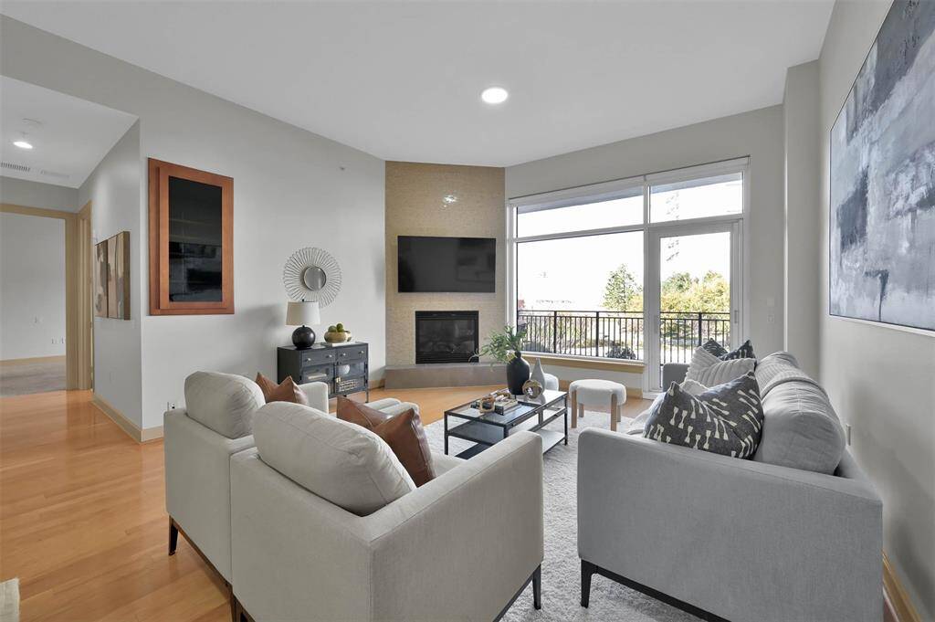 Living Area, lots of light!