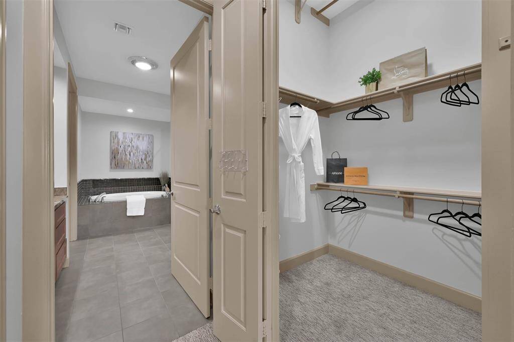 Hers Walking Closet
