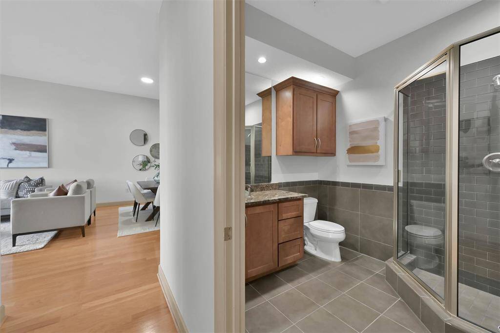 Another view of the full guest bath