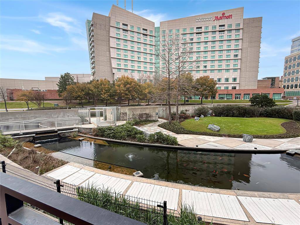Common area with the spectacular views of Waterway and with secured access to the Waterway, walking/jogging trails, restaurants and more!